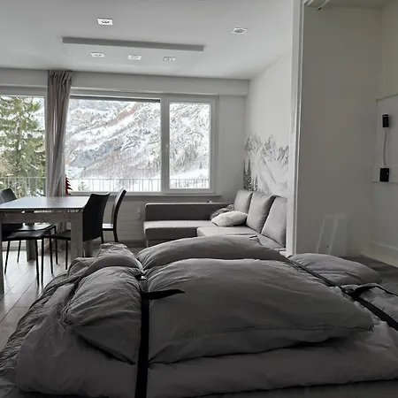 Renovated Studio | Dream Views • Balcony • Free Parking