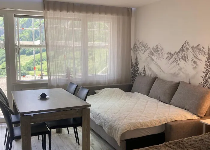 Renovated Studio | Dream Views • Balcony • Free Parking 公寓