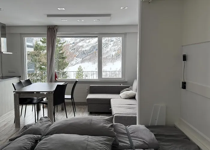 Apartment Renovated Studio | Dream Views • Balcony • Free Parking