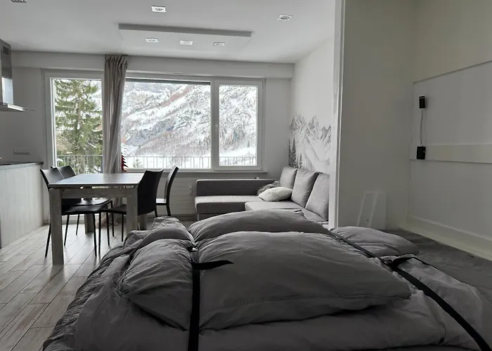 Renovated Studio | Dream Views • Balcony • Free Parking