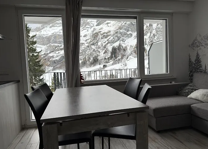 Apartment Renovated Studio | Dream Views • Balcony • Free Parking