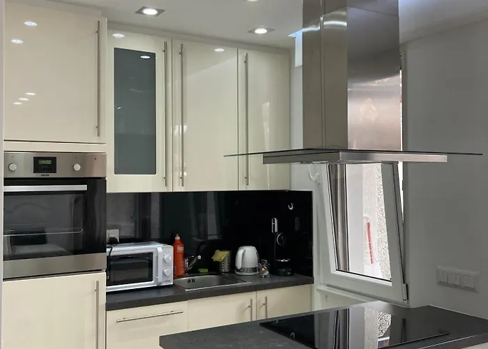 Renovated Studio | Dream Views • Balcony • Free Parking *