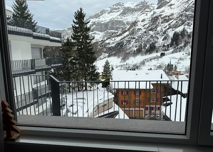 Renovated Studio | Dream Views • Balcony • Free Parking *